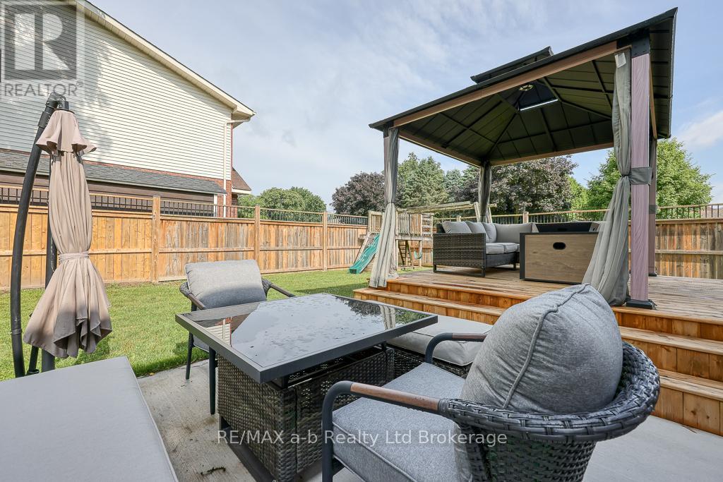 346 Riverview Drive, Strathroy-Caradoc, Ontario  N7G 4B7 - Photo 37 - X12442726