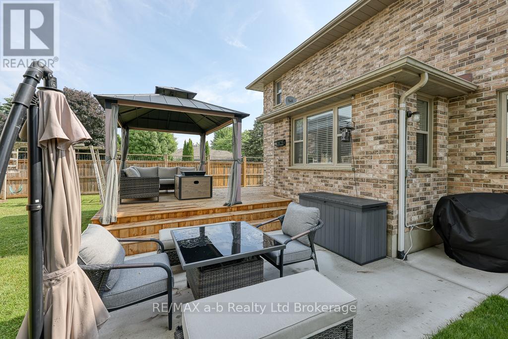 346 Riverview Drive, Strathroy-Caradoc, Ontario  N7G 4B7 - Photo 38 - X12442726