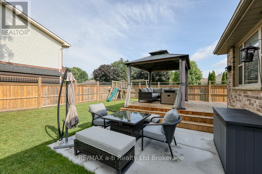 346 Riverview Drive, Strathroy-Caradoc, Ontario  N7G 4B7 - Photo 39 - X12442726