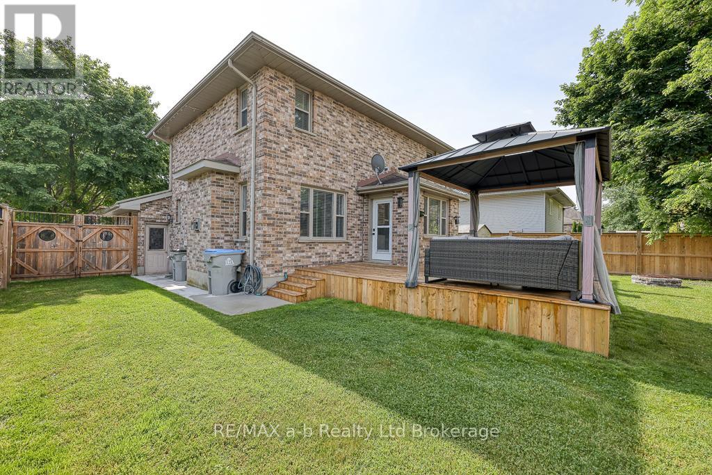 346 Riverview Drive, Strathroy-Caradoc, Ontario  N7G 4B7 - Photo 44 - X12442726