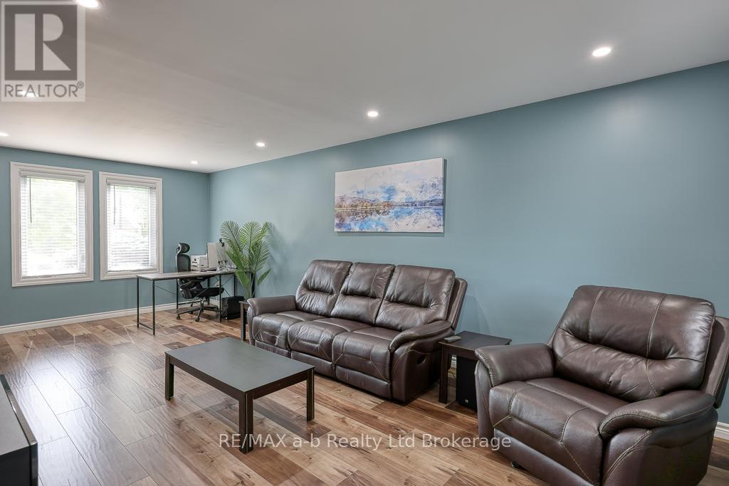 346 Riverview Drive, Strathroy-Caradoc, Ontario  N7G 4B7 - Photo 9 - X12442726