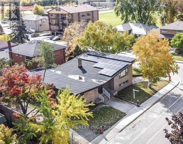 22 West Park Avenue, Hamilton (Ainslie Wood), Ontario  L8S 3M3 - Photo 4 - X12442557