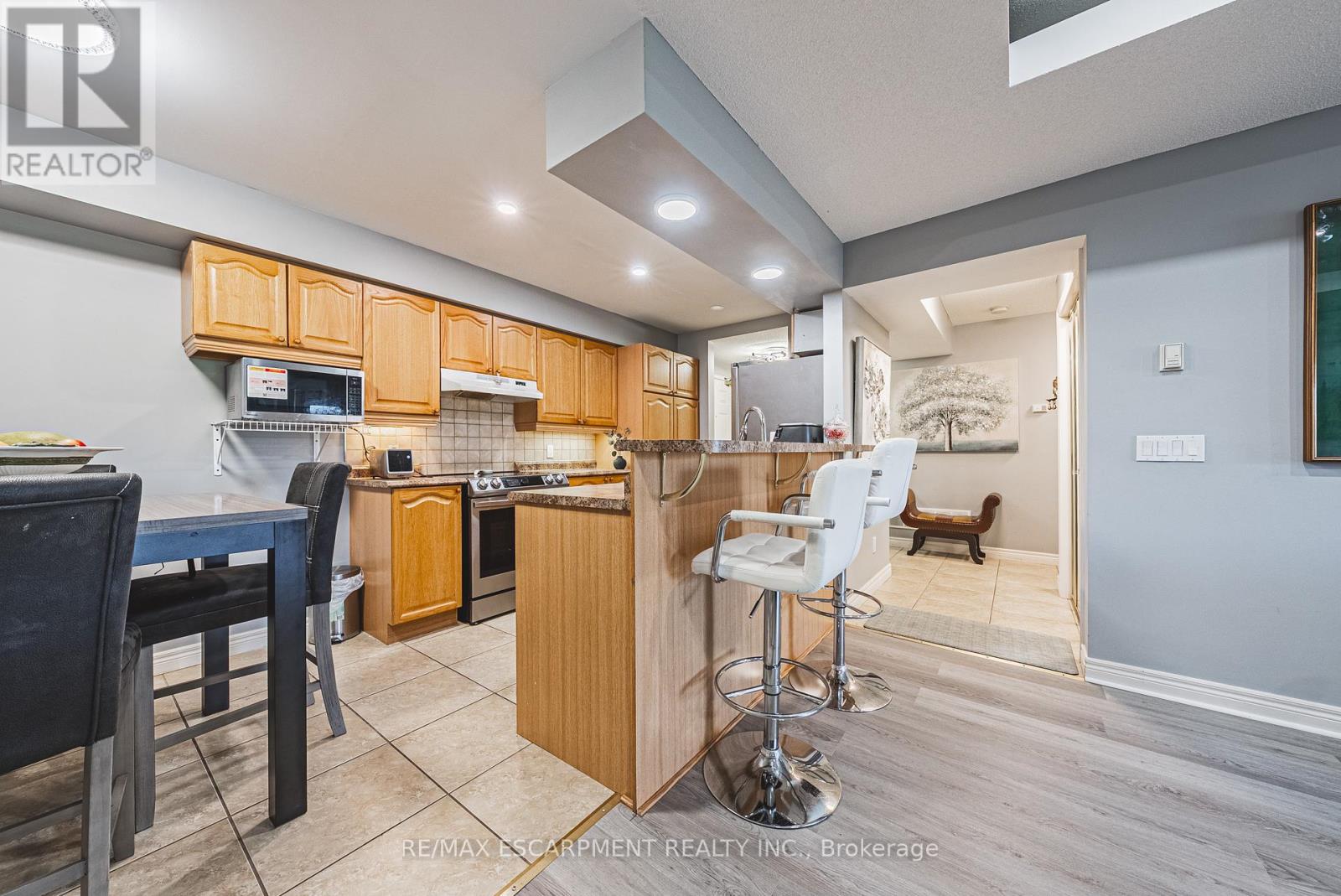 308 - 990 Golf Links Road, Hamilton (Meadowlands), Ontario  L9K 1J8 - Photo 13 - X12442574