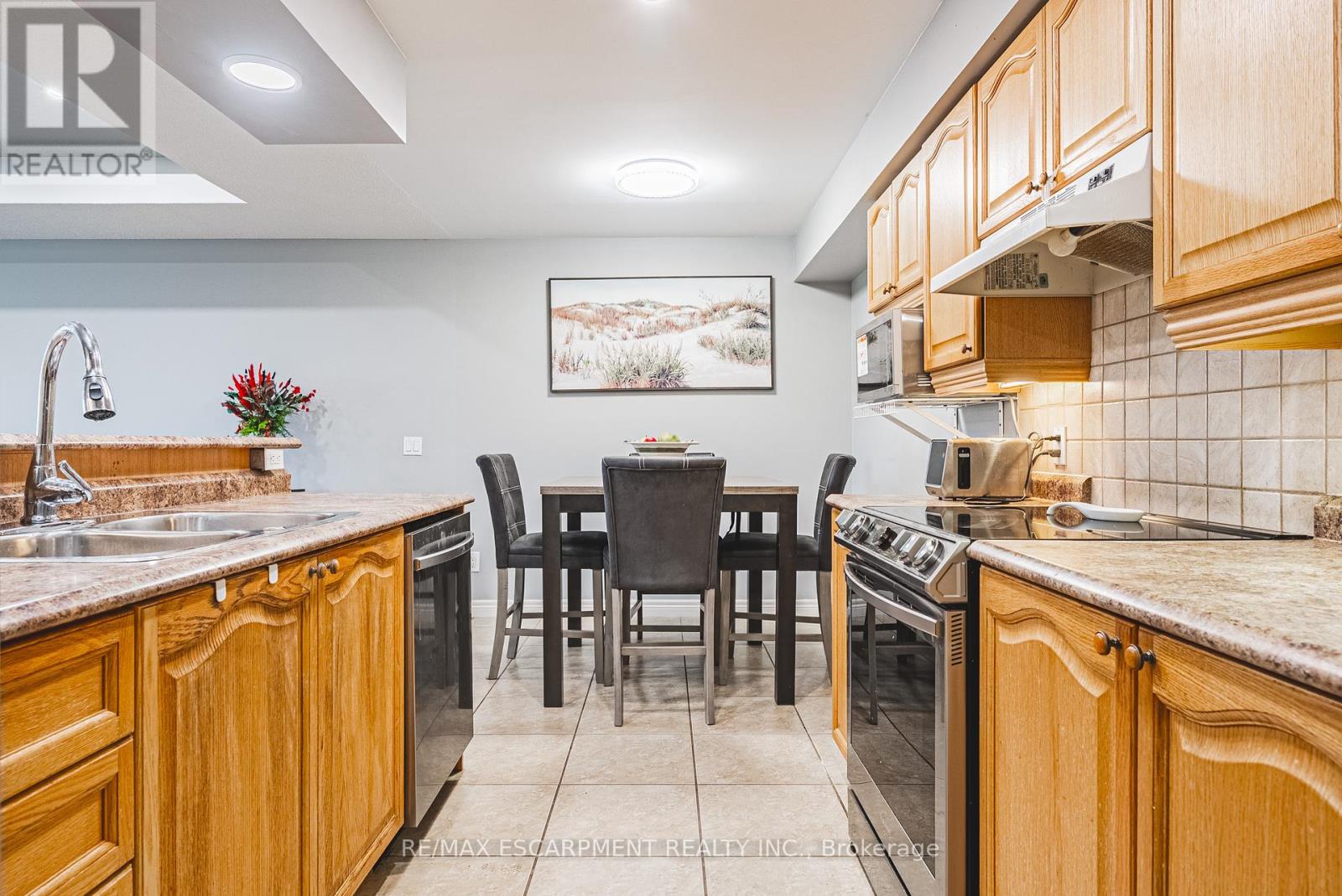 308 - 990 Golf Links Road, Hamilton (Meadowlands), Ontario  L9K 1J8 - Photo 9 - X12442574