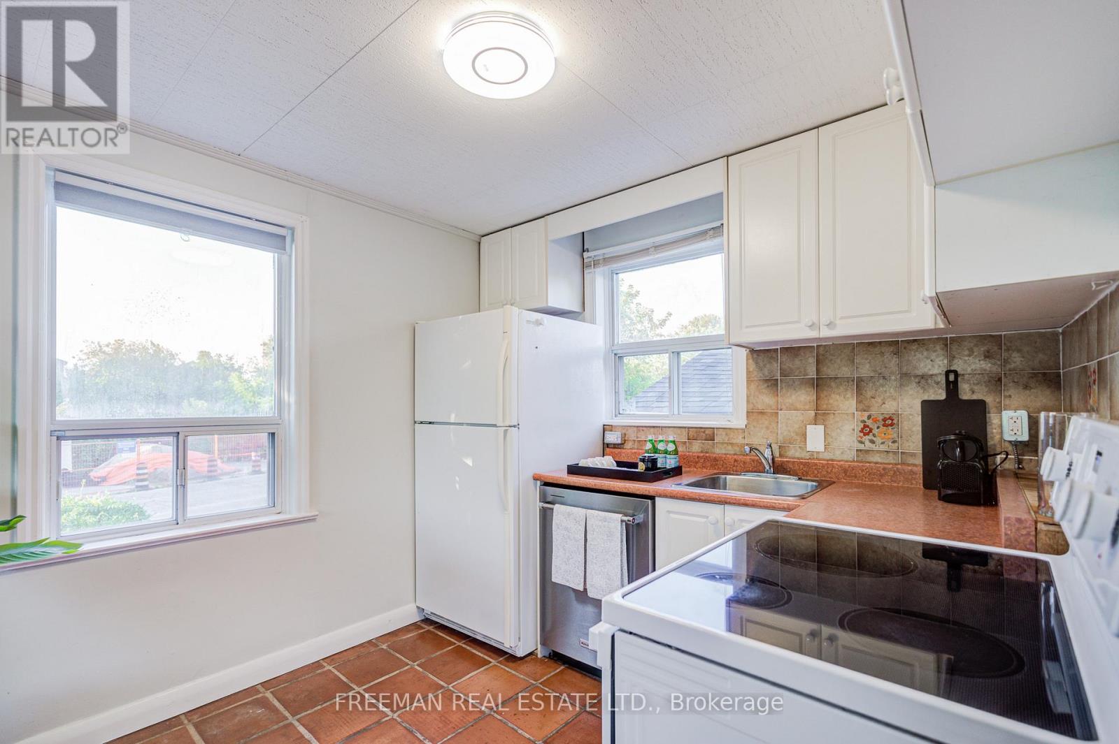 6 Lloyd George Avenue, Toronto, Ontario  M8W 3W4 - Photo 13 - W12409915