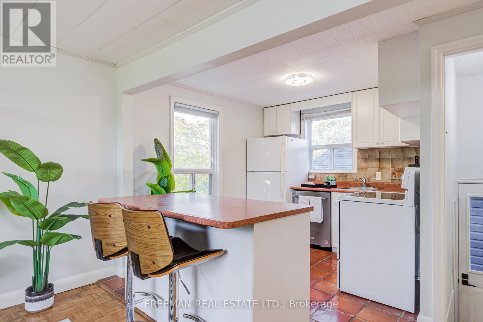 6 Lloyd George Avenue, Toronto, Ontario  M8W 3W4 - Photo 12 - W12409915