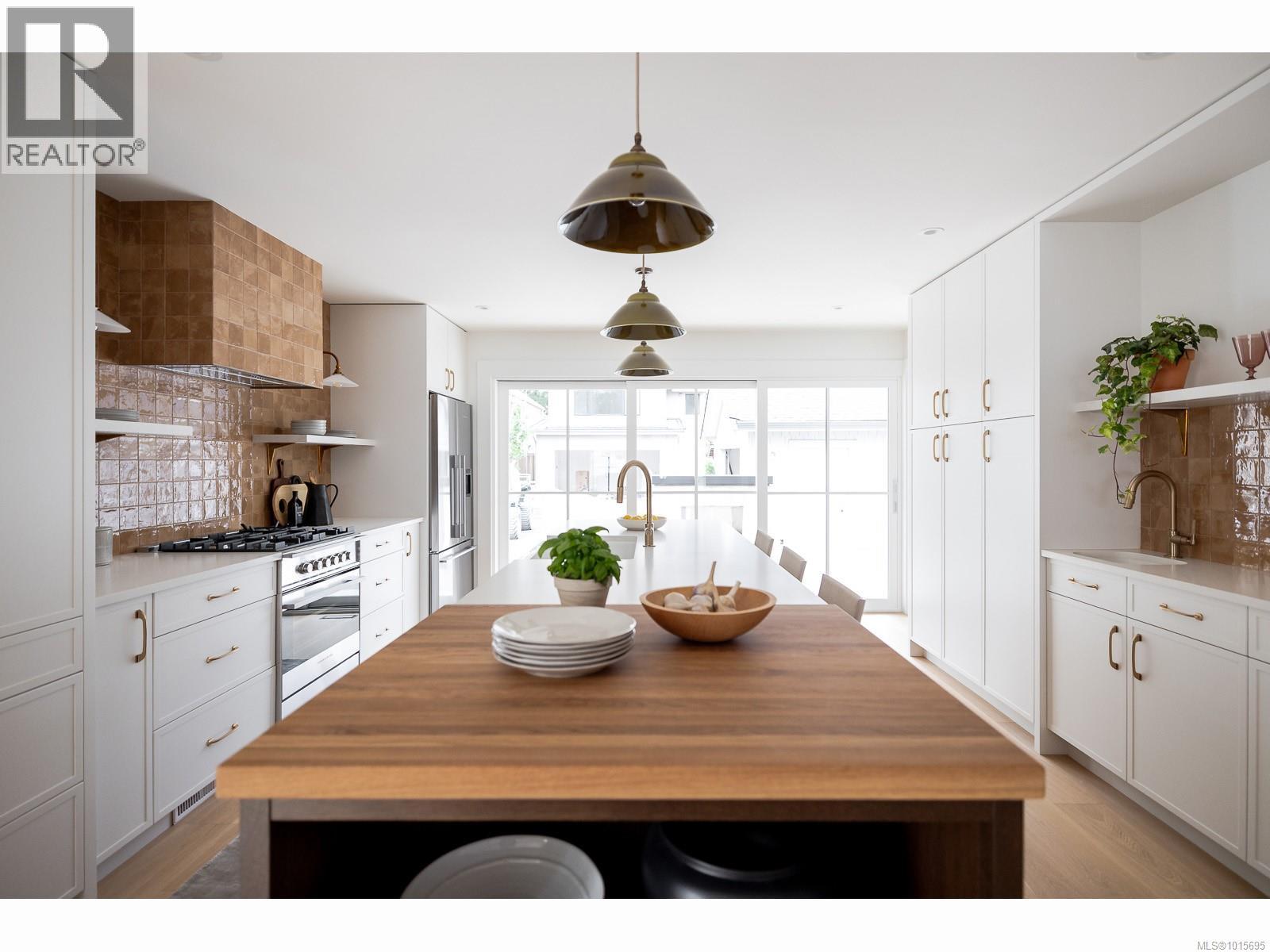 635 CEDAR St, Qualicum Beach, British Columbia