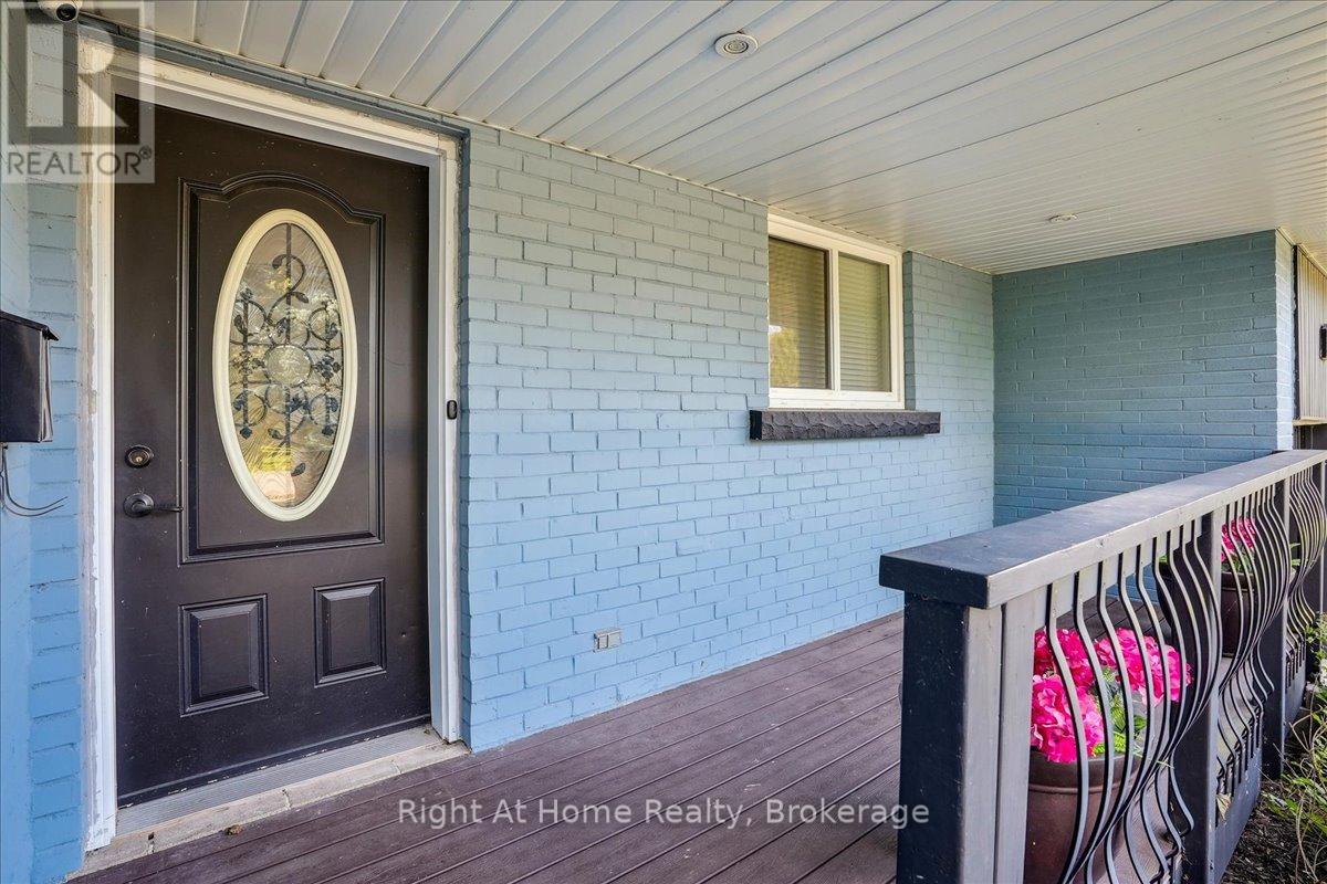 257 Wales Crescent, Oakville, Ontario  L6L 3X8 - Photo 3 - W12435949