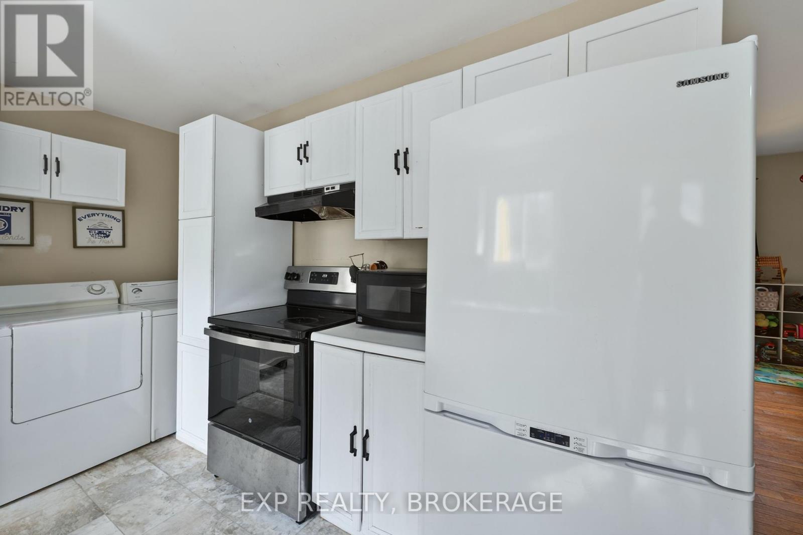 122 Birch Street, Gananoque, Ontario  K7G 2T4 - Photo 4 - X12442074