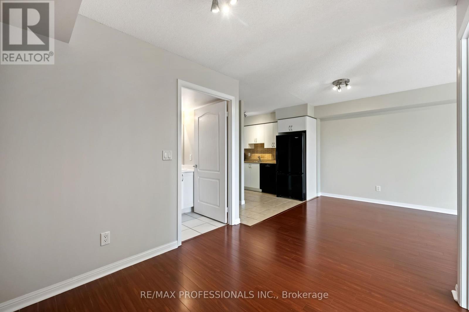 208 - 4 Elsinore Path, Toronto, Ontario  M8V 4G7 - Photo 21 - W12438785