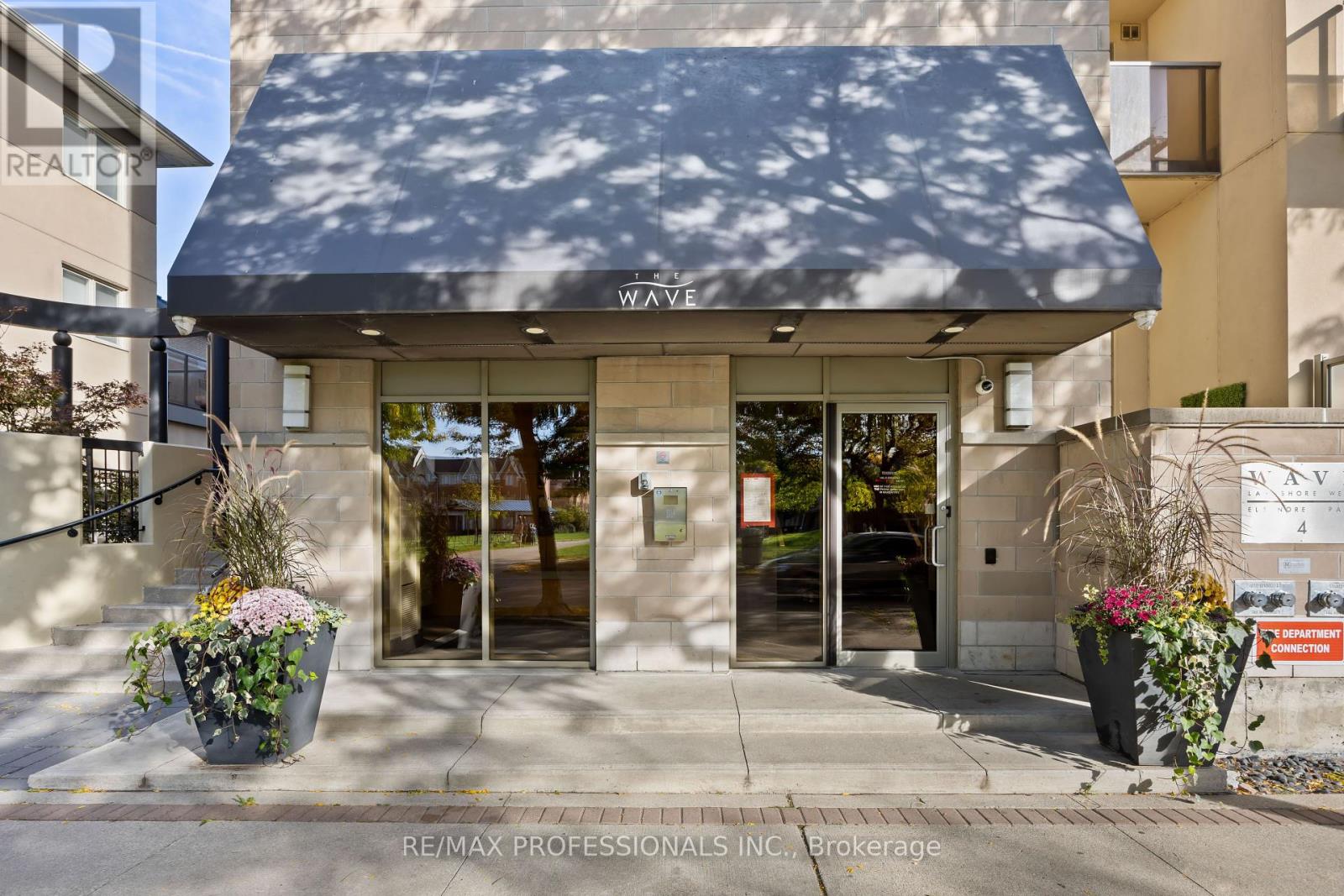208 - 4 Elsinore Path, Toronto, Ontario  M8V 4G7 - Photo 3 - W12438785