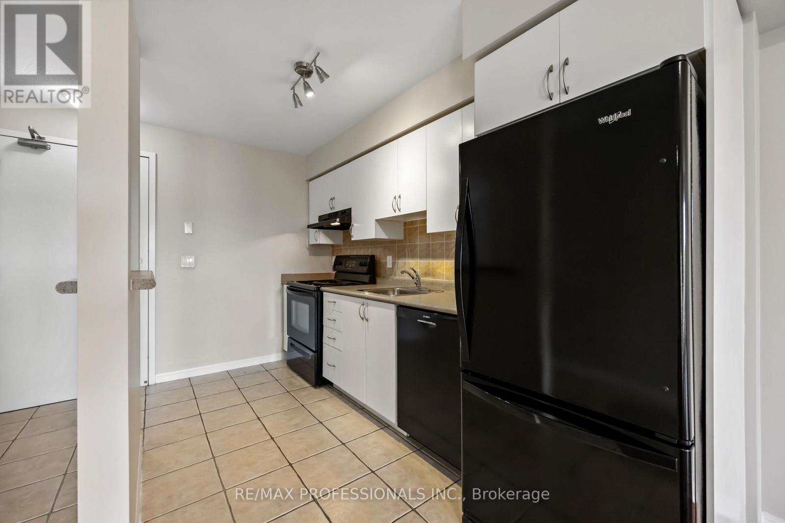 208 - 4 Elsinore Path, Toronto, Ontario  M8V 4G7 - Photo 6 - W12438785
