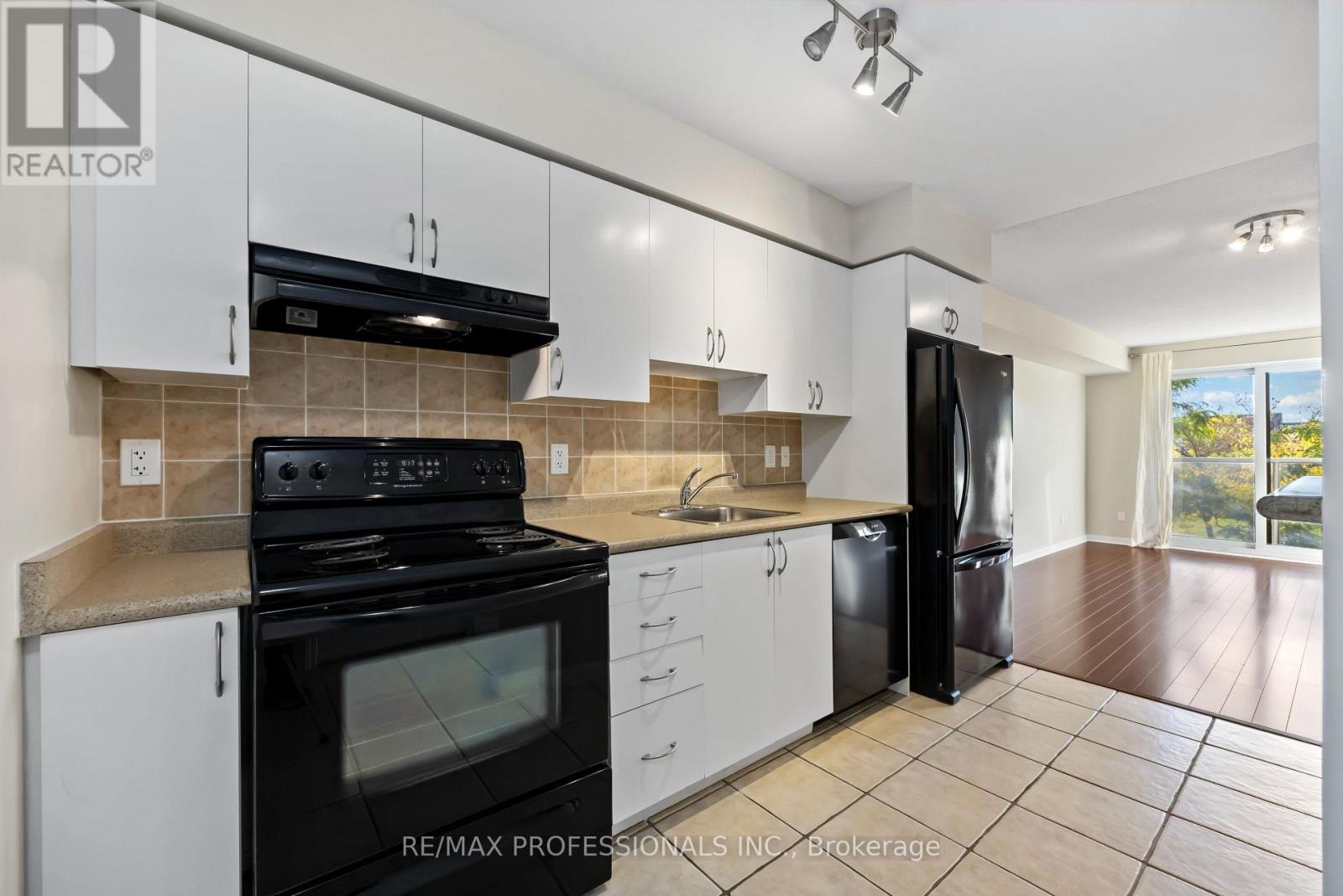 208 - 4 Elsinore Path, Toronto, Ontario  M8V 4G7 - Photo 5 - W12438785