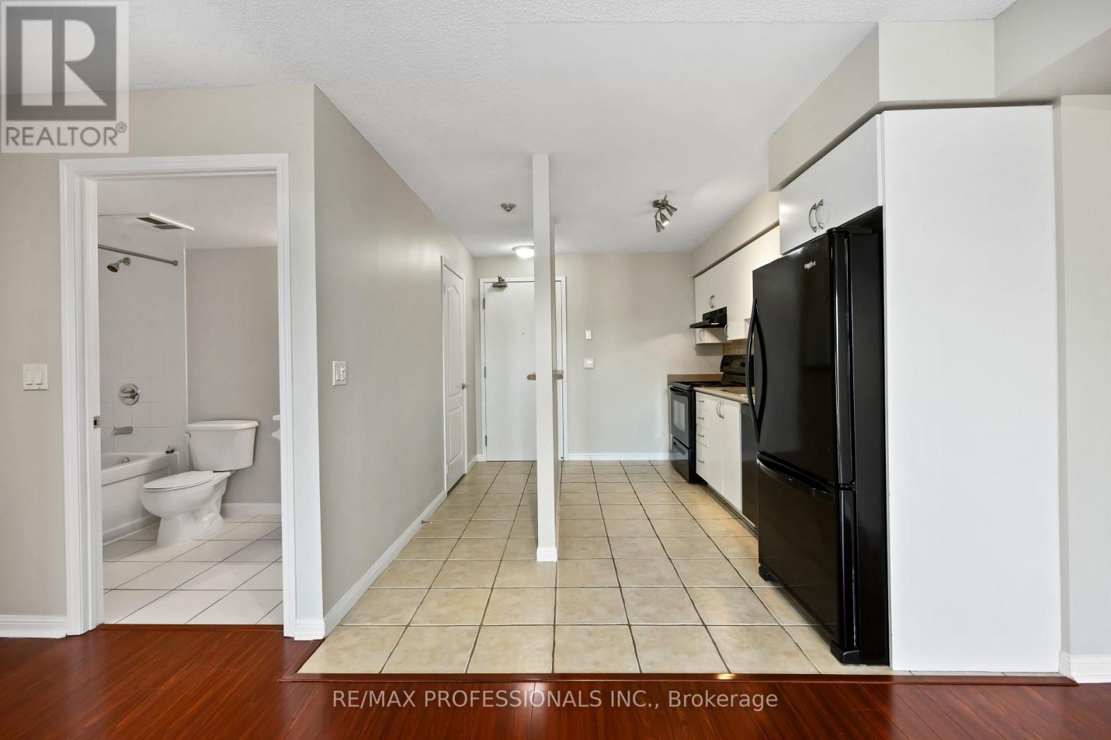 208 - 4 Elsinore Path, Toronto, Ontario  M8V 4G7 - Photo 7 - W12438785