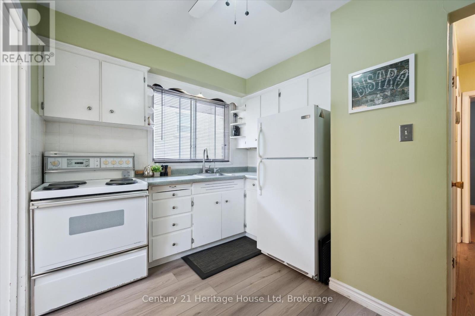 131 Waverley Drive, Guelph, Ontario  N1E 1H1 - Photo 11 - X12442865