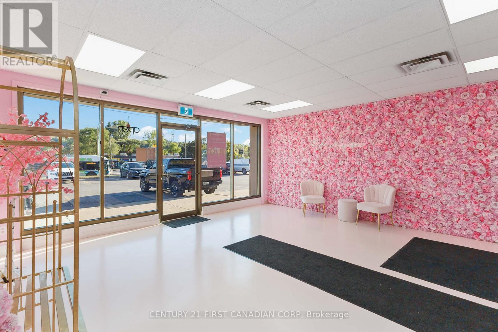 122 - 920 Commissioners Road, London South (South I), Ontario  N5Z 3J1 - Photo 4 - X12442836