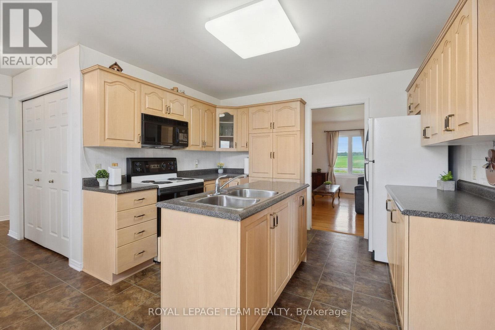8665 Russell Road, Ottawa, Ontario  K4B 0J7 - Photo 12 - X12442908