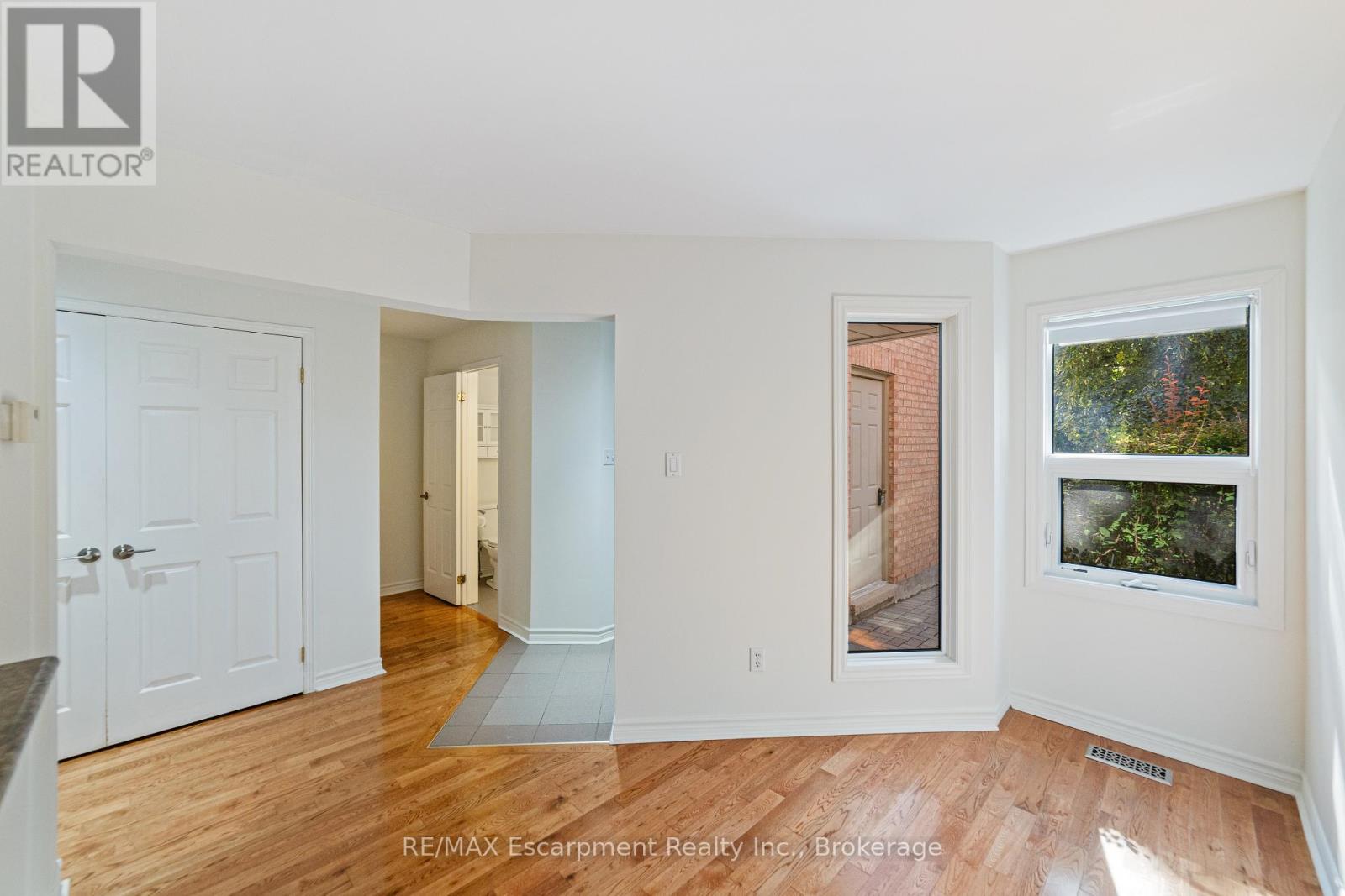 5 - 2065 Sixth Line, Oakville, Ontario  L6H 5R8 - Photo 8 - W12442840