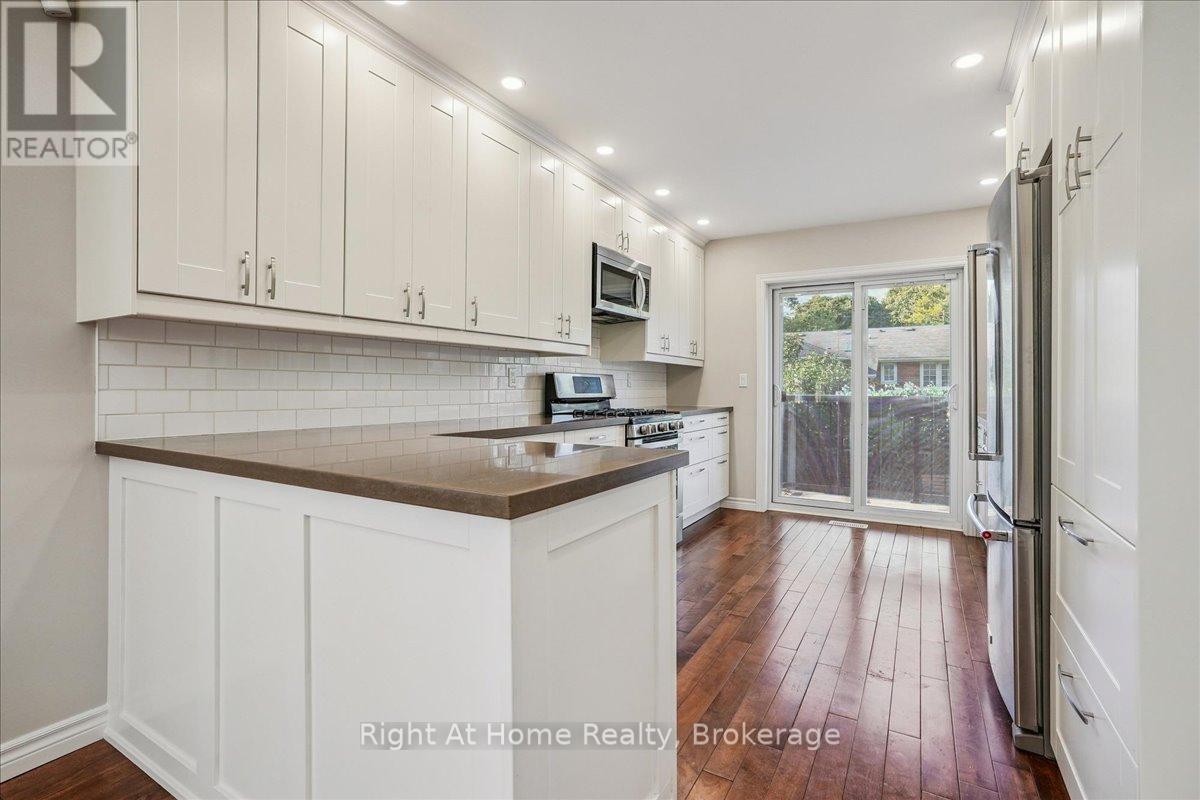 257 Wales Crescent, Oakville, Ontario  L6L 3X8 - Photo 10 - W12435949