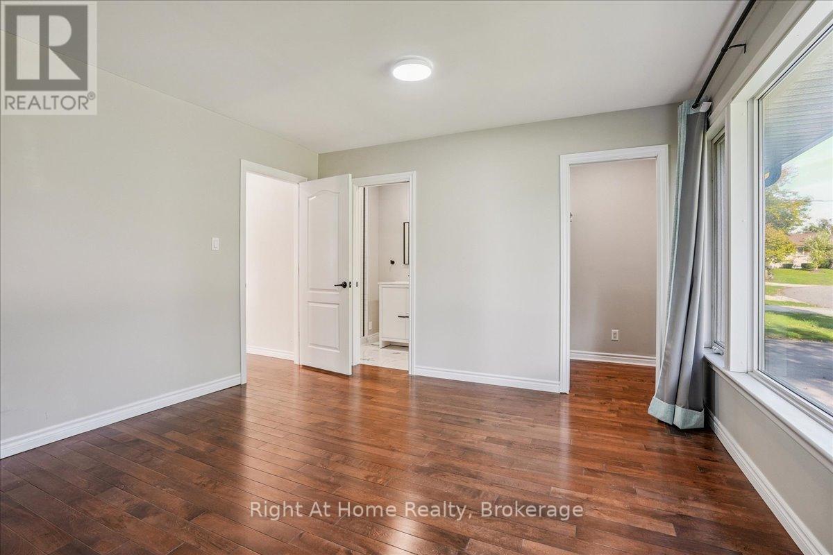 257 Wales Crescent, Oakville, Ontario  L6L 3X8 - Photo 18 - W12435949