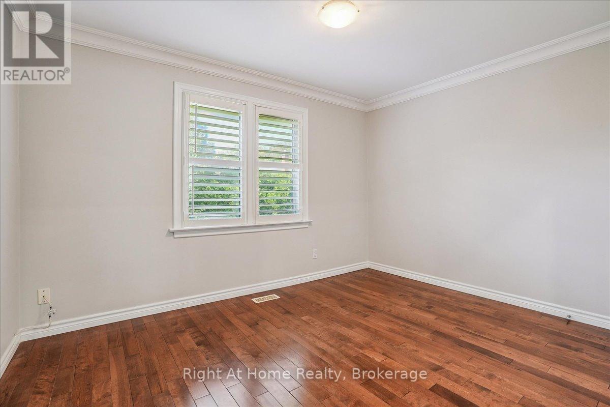 257 Wales Crescent, Oakville, Ontario  L6L 3X8 - Photo 13 - W12435949