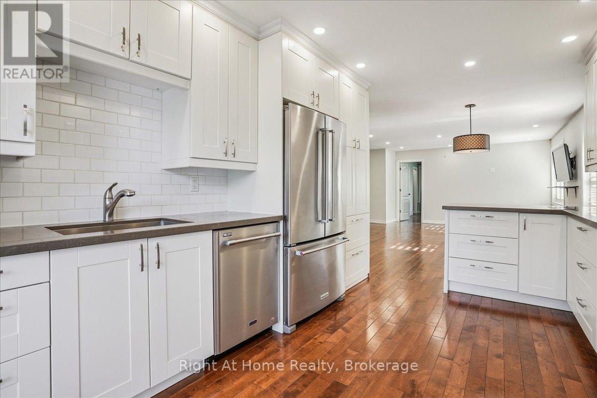 257 Wales Crescent, Oakville, Ontario  L6L 3X8 - Photo 12 - W12435949