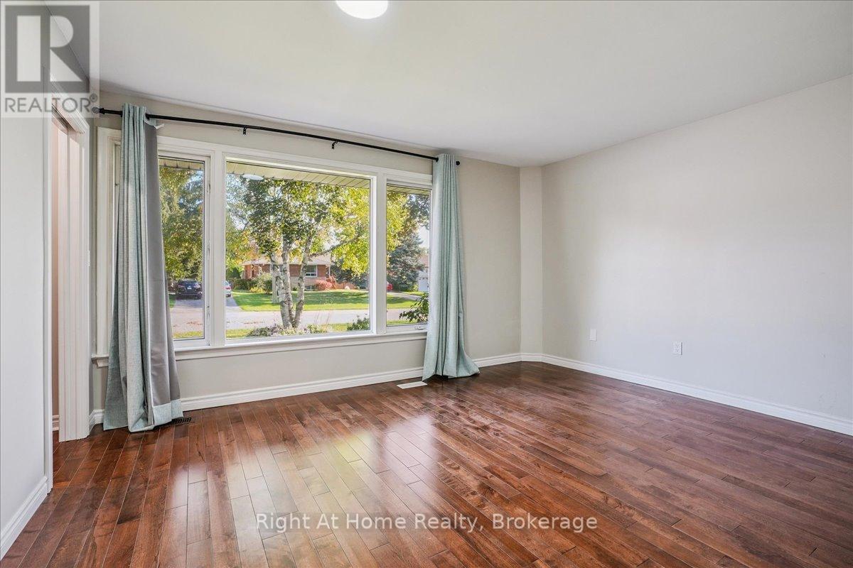257 Wales Crescent, Oakville, Ontario  L6L 3X8 - Photo 17 - W12435949