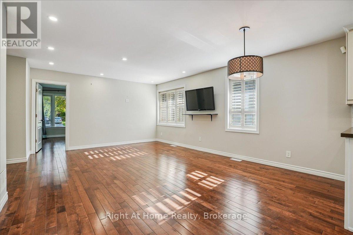 257 Wales Crescent, Oakville, Ontario  L6L 3X8 - Photo 7 - W12435949