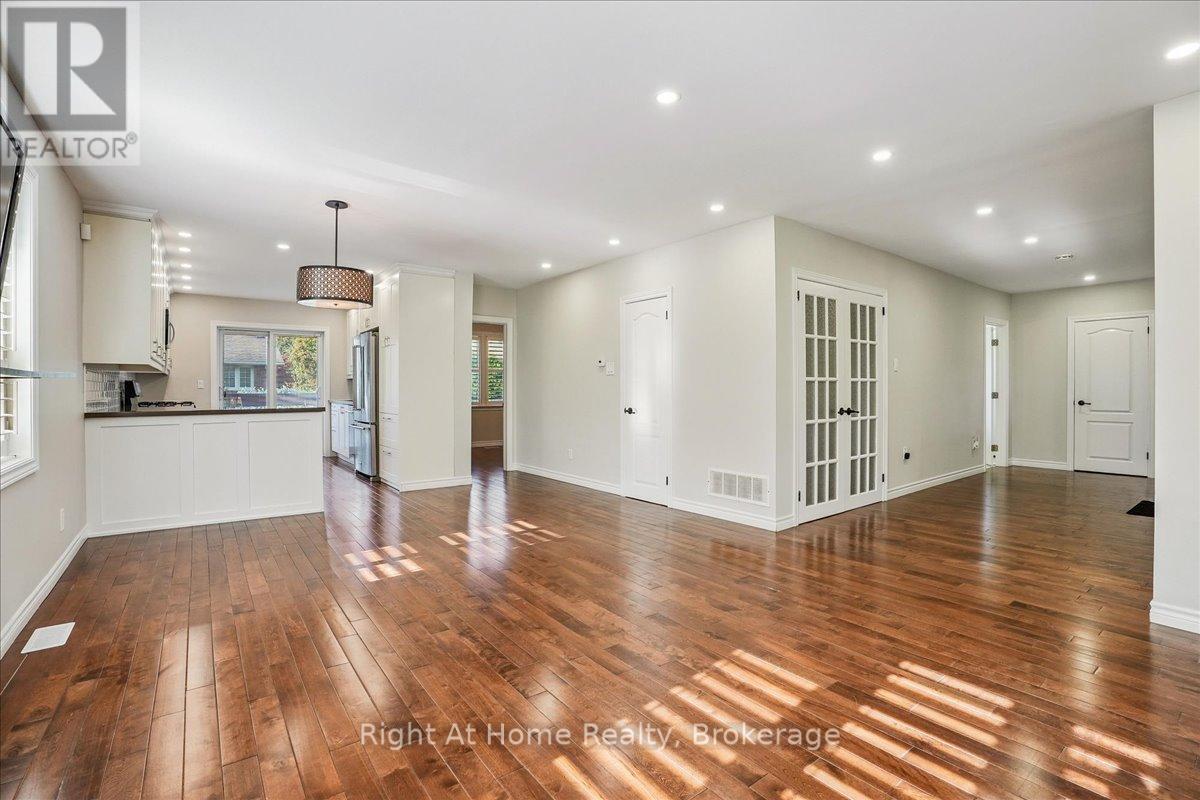 257 Wales Crescent, Oakville, Ontario  L6L 3X8 - Photo 8 - W12435949