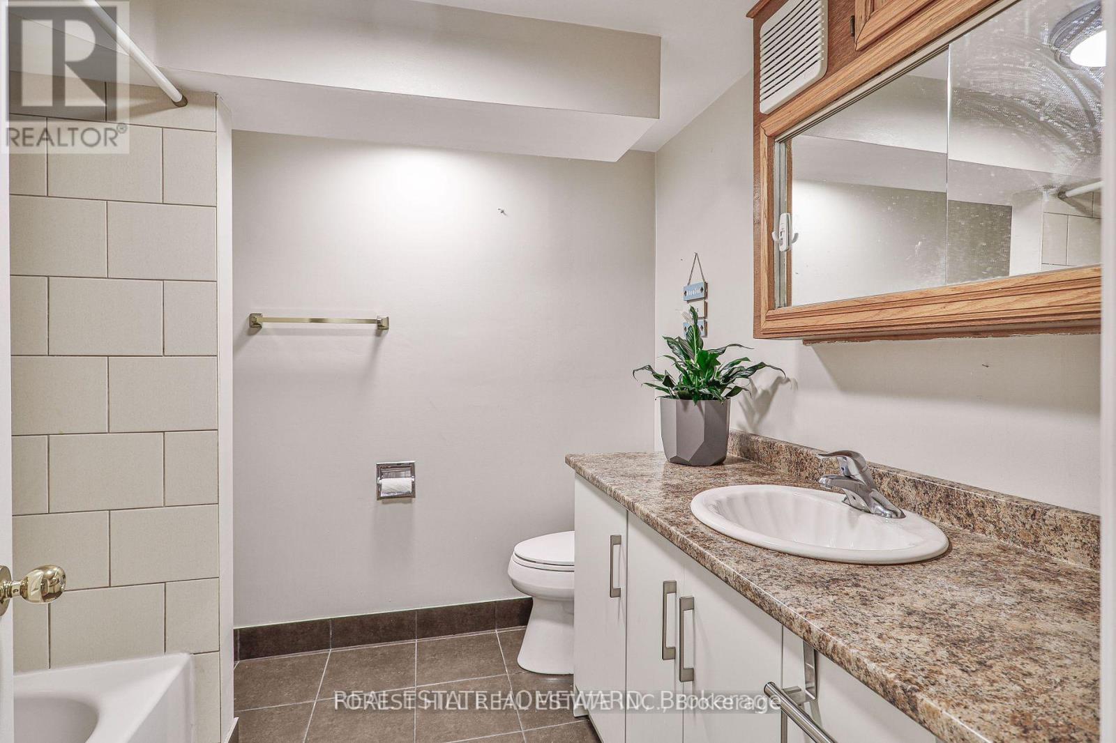 (Basement) - 220 Neal Drive, Richmond Hill, Ontario  L4C 3L1 - Photo 12 - N12442704