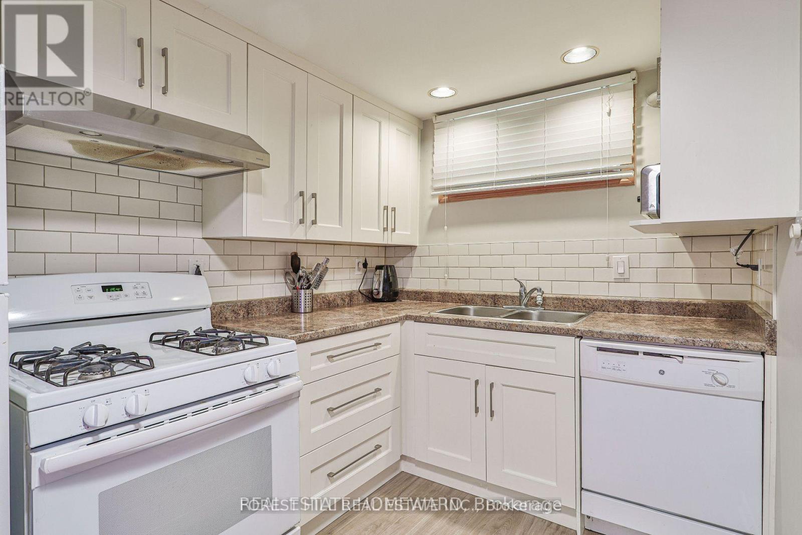 (Basement) - 220 Neal Drive, Richmond Hill, Ontario  L4C 3L1 - Photo 8 - N12442704