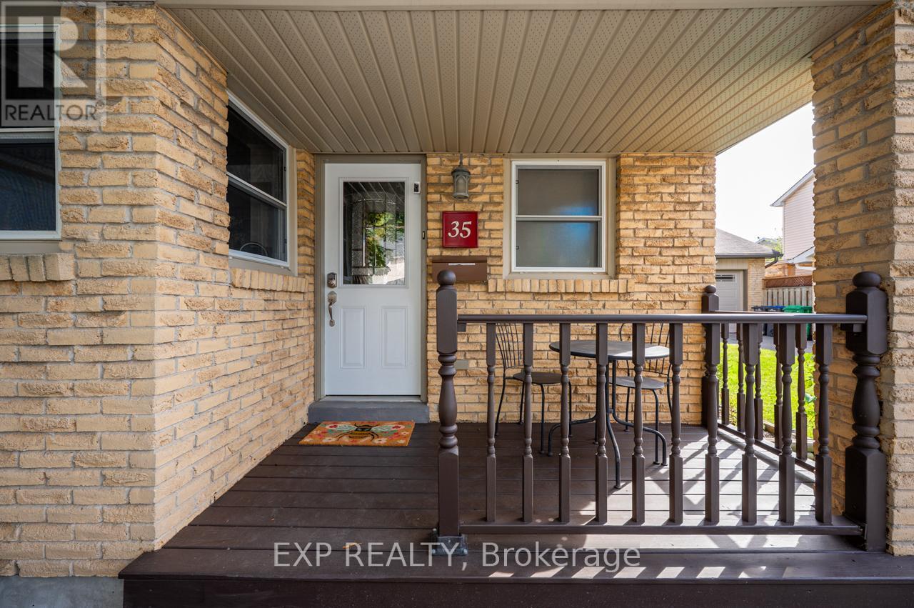 35 - 35 Neuchatel Place, Mississauga (Meadowvale), Ontario  L5N 6A7 - Photo 2 - W12442646