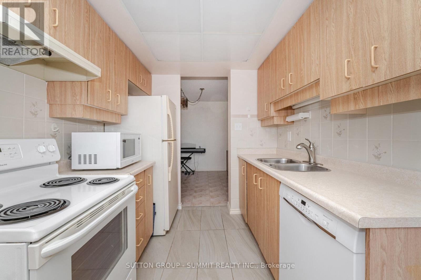 1005 - 100 County Court Boulevard, Brampton (Fletcher's Creek South), Ontario  L6W 3X1 - Photo 15 - W12442650