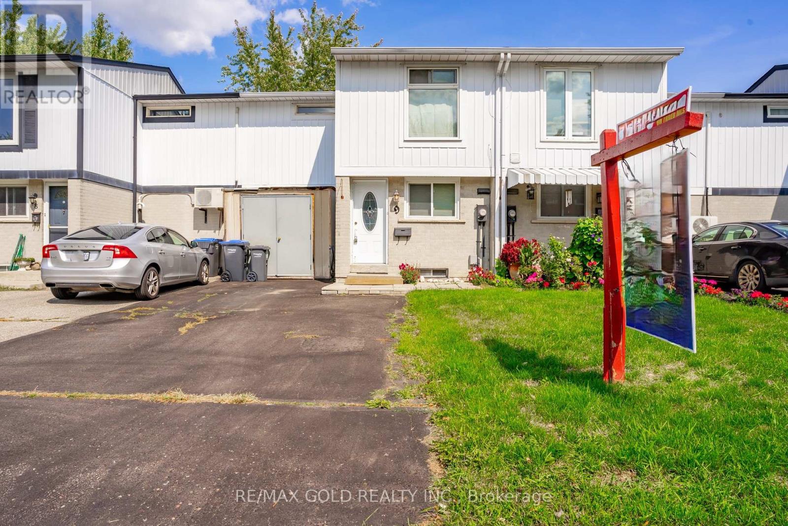 9 Gladstone Square, Brampton (Northgate), Ontario  L6S 2H5 - Photo 1 - W12442664