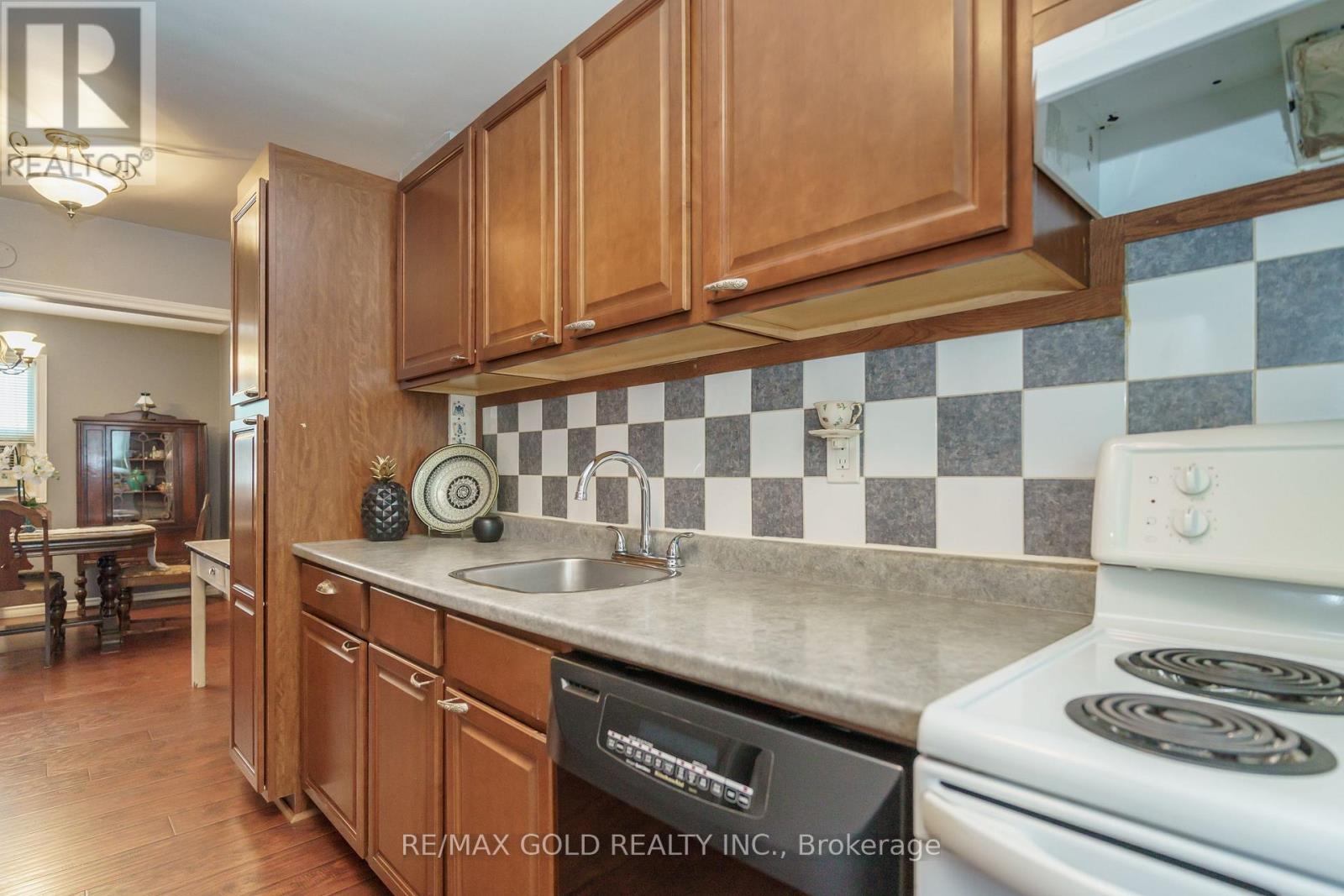 9 Gladstone Square, Brampton (Northgate), Ontario  L6S 2H5 - Photo 16 - W12442664