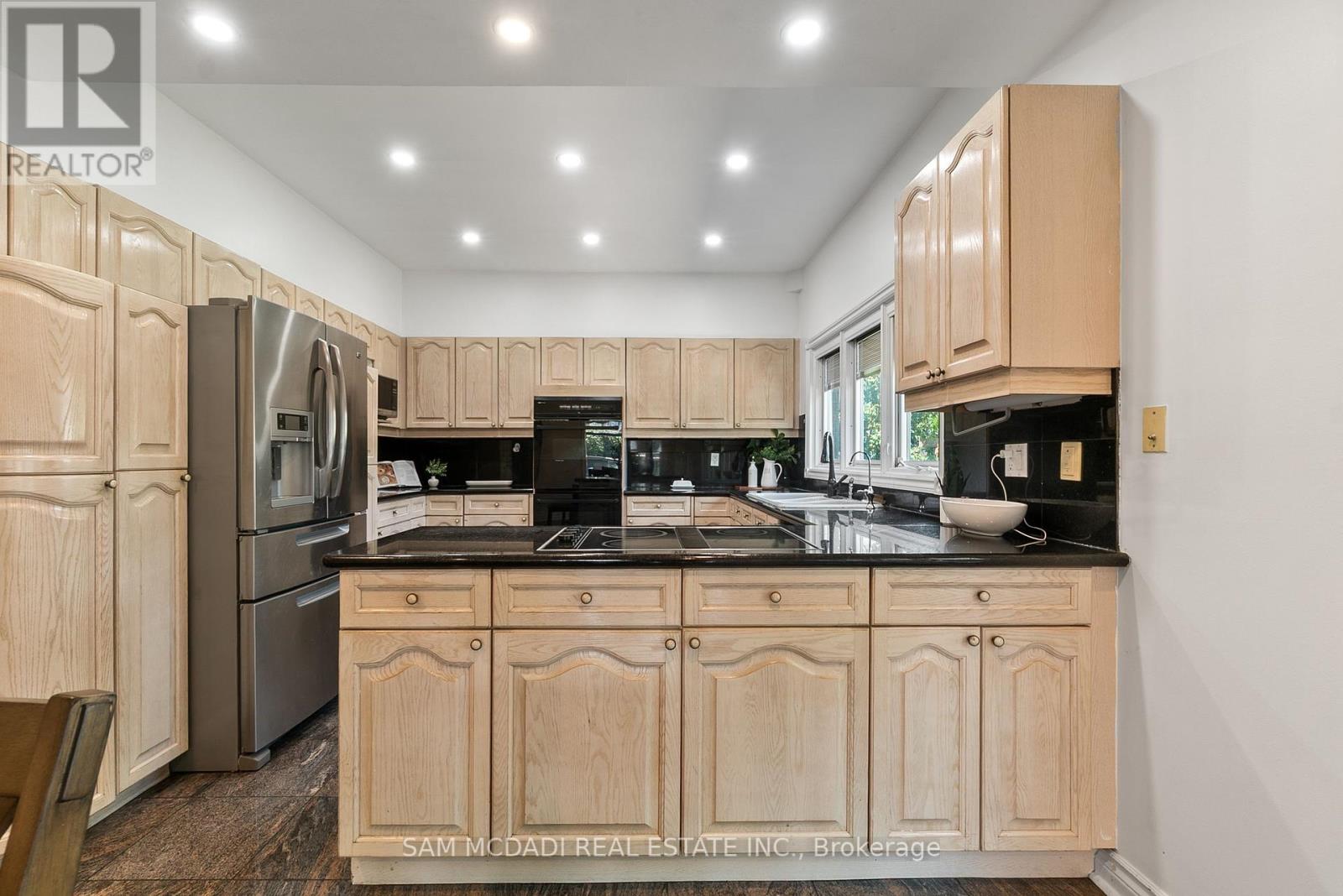 2339 Glengarry Road, Mississauga (Erindale), Ontario  L5C 1Y1 - Photo 11 - W12442701