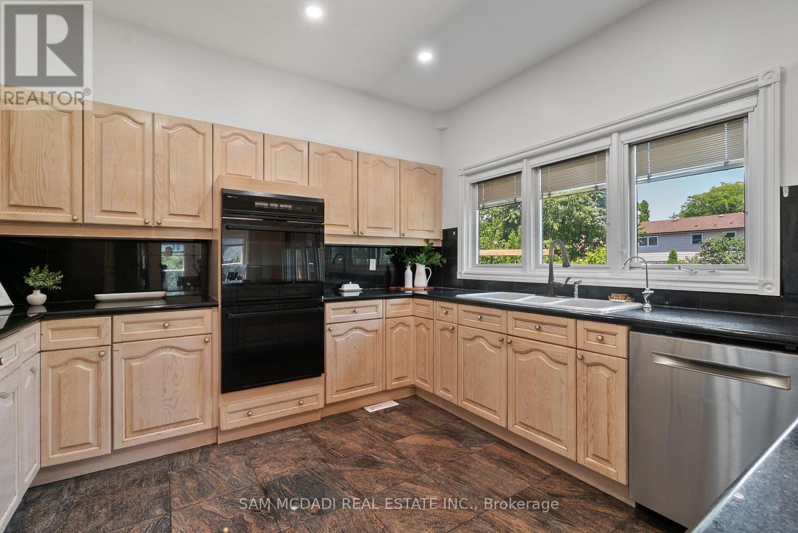 2339 Glengarry Road, Mississauga (Erindale), Ontario  L5C 1Y1 - Photo 12 - W12442701
