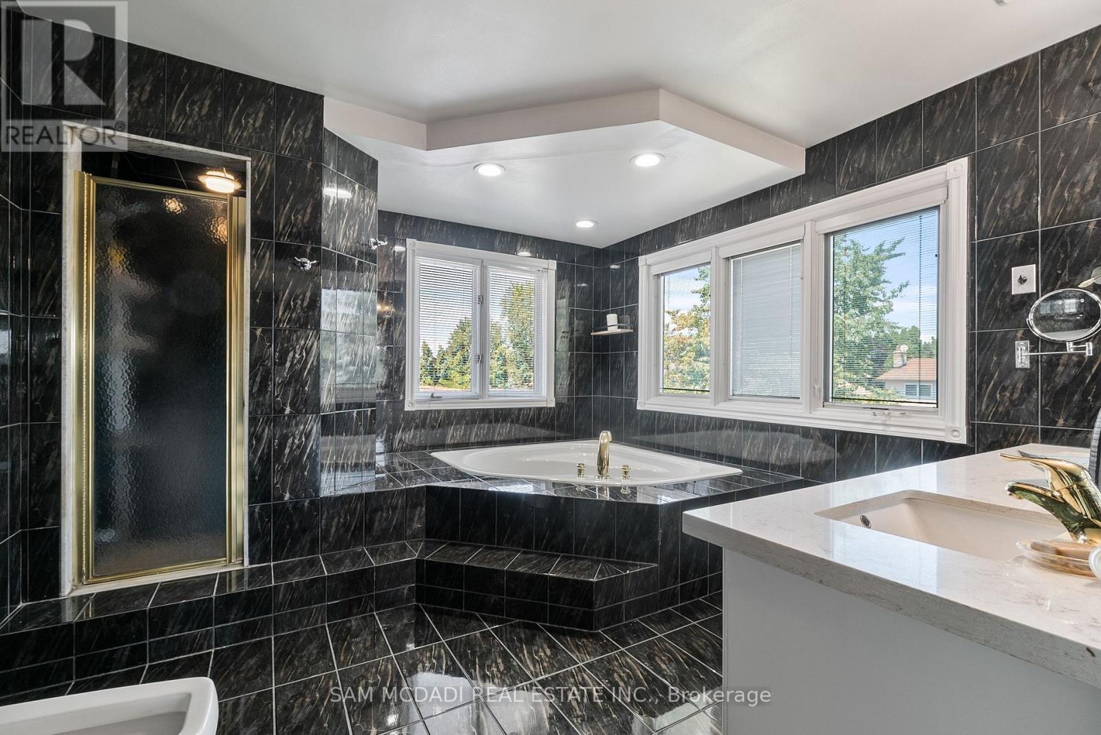 2339 Glengarry Road, Mississauga (Erindale), Ontario  L5C 1Y1 - Photo 17 - W12442701