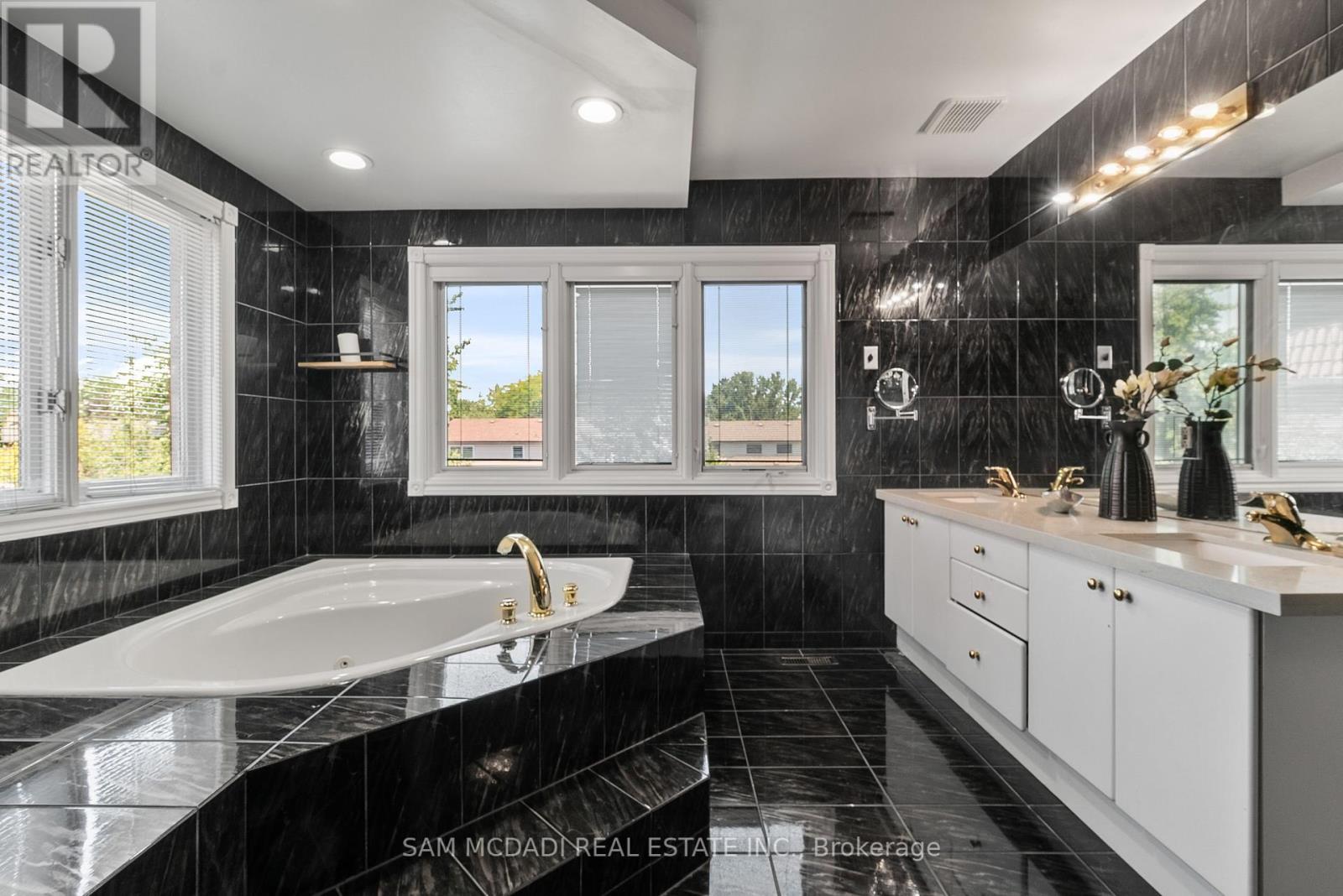 2339 Glengarry Road, Mississauga (Erindale), Ontario  L5C 1Y1 - Photo 18 - W12442701