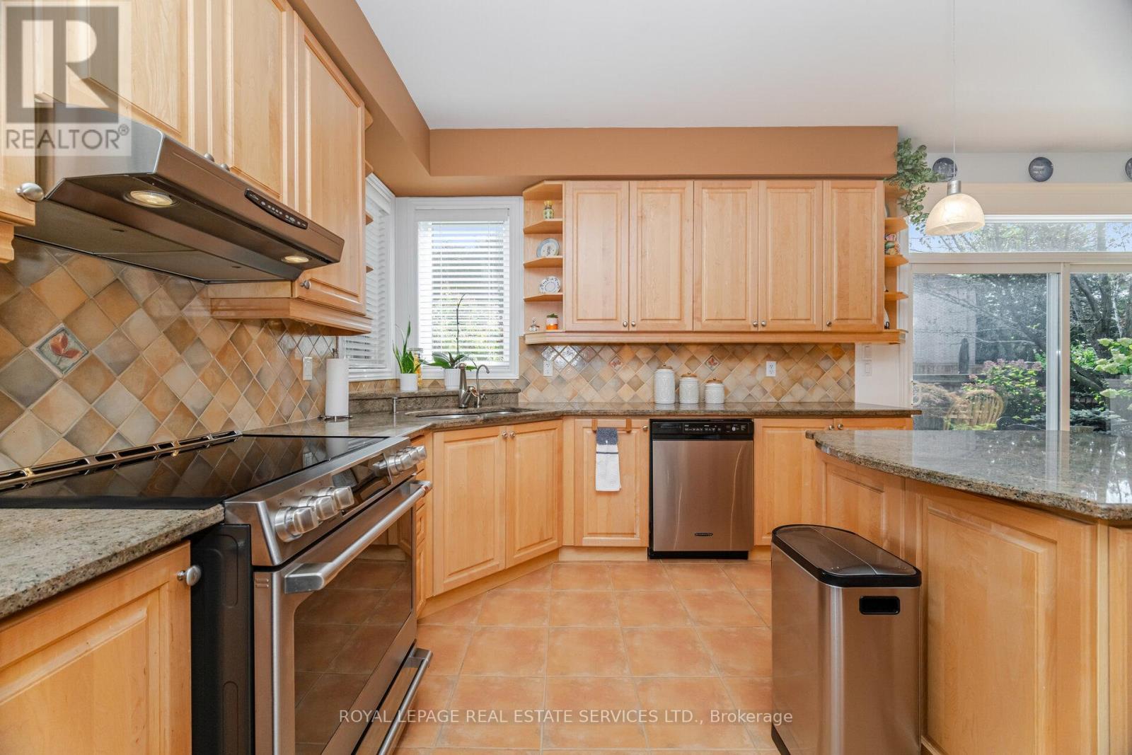3474 Wavecrest Street, Oakville (Br Bronte), Ontario  L6L 6T7 - Photo 10 - W12442712