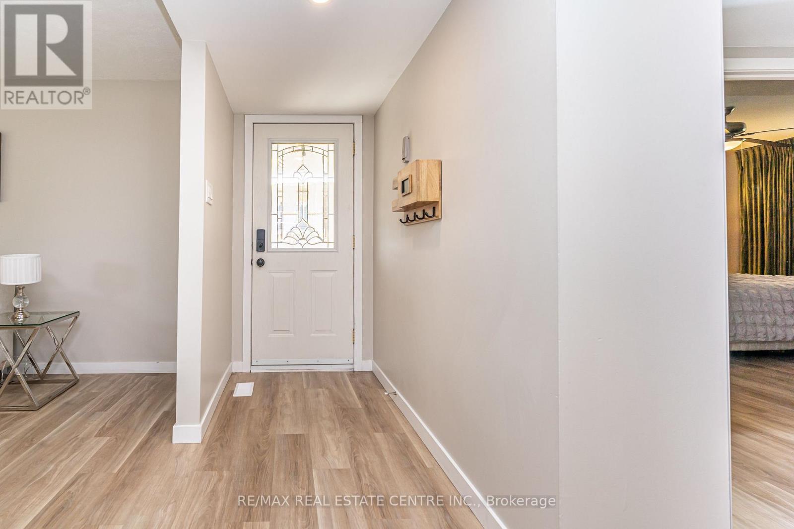 23 Bedford Crescent, Brampton (Avondale), Ontario  L6T 1R5 - Photo 6 - W12442770