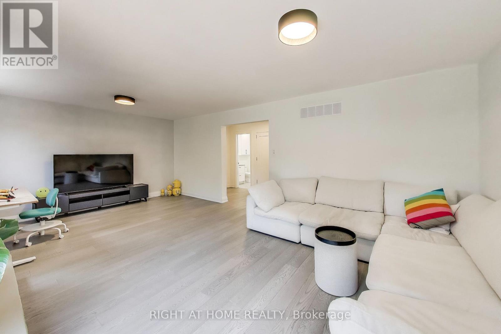 494 Meadows Boulevard, Mississauga (Rathwood), Ontario  L4Z 1G6 - Photo 18 - W12442773