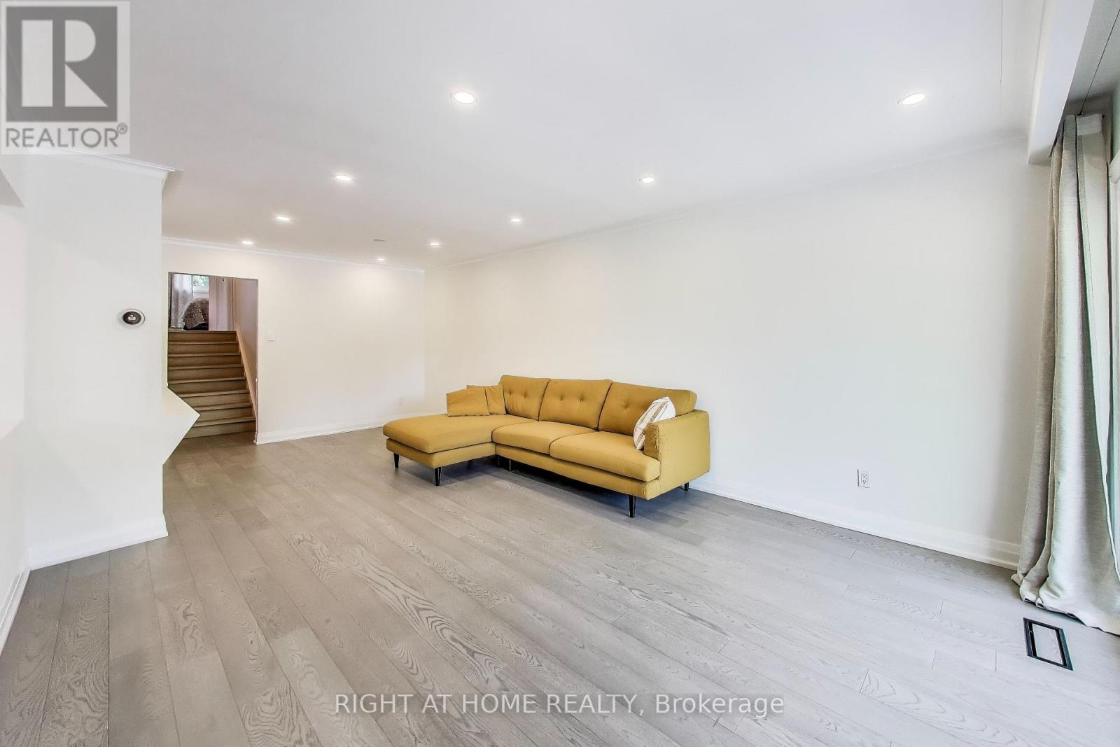 494 Meadows Boulevard, Mississauga (Rathwood), Ontario  L4Z 1G6 - Photo 4 - W12442773