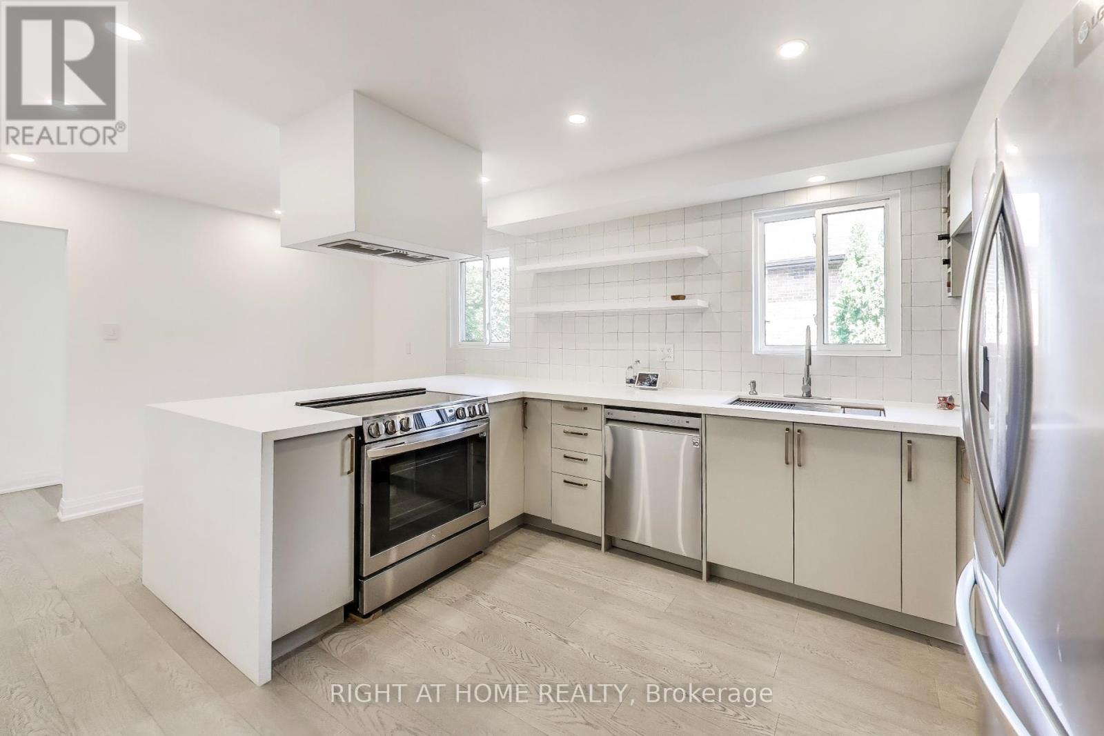 494 Meadows Boulevard, Mississauga (Rathwood), Ontario  L4Z 1G6 - Photo 7 - W12442773