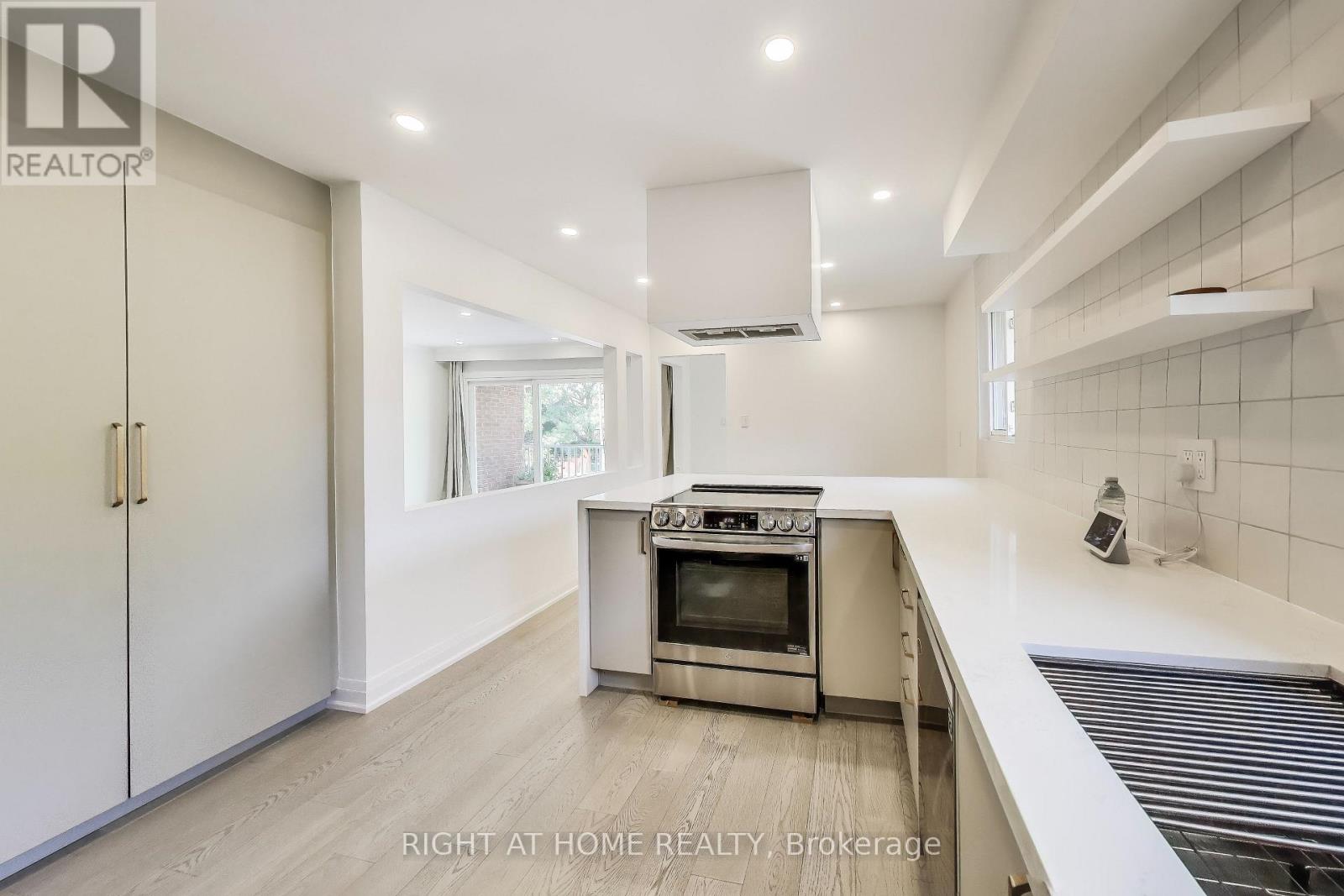 494 Meadows Boulevard, Mississauga (Rathwood), Ontario  L4Z 1G6 - Photo 8 - W12442773