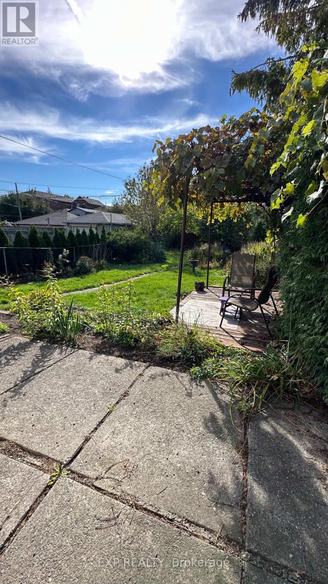 546 Mc Roberts Avenue N, Toronto (Caledonia-Fairbank), Ontario  M6E 4R6 - Photo 14 - W12442782