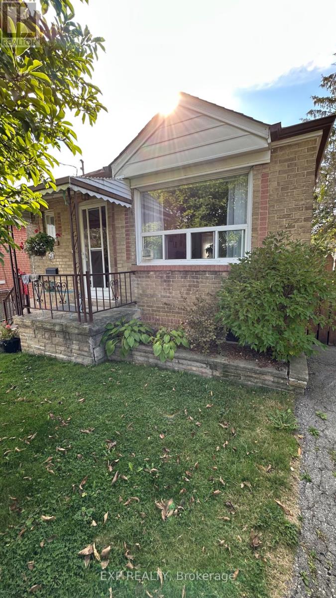 546 Mc Roberts Avenue N, Toronto (Caledonia-Fairbank), Ontario  M6E 4R6 - Photo 2 - W12442782