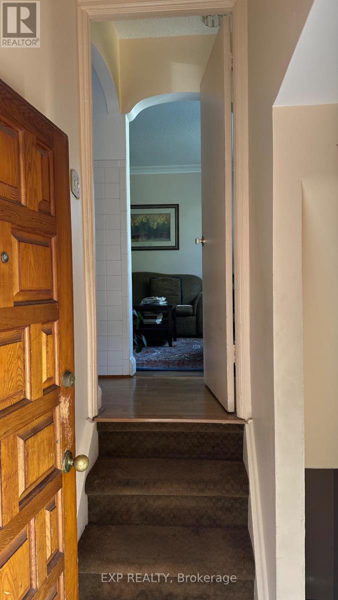 546 Mc Roberts Avenue N, Toronto (Caledonia-Fairbank), Ontario  M6E 4R6 - Photo 4 - W12442782