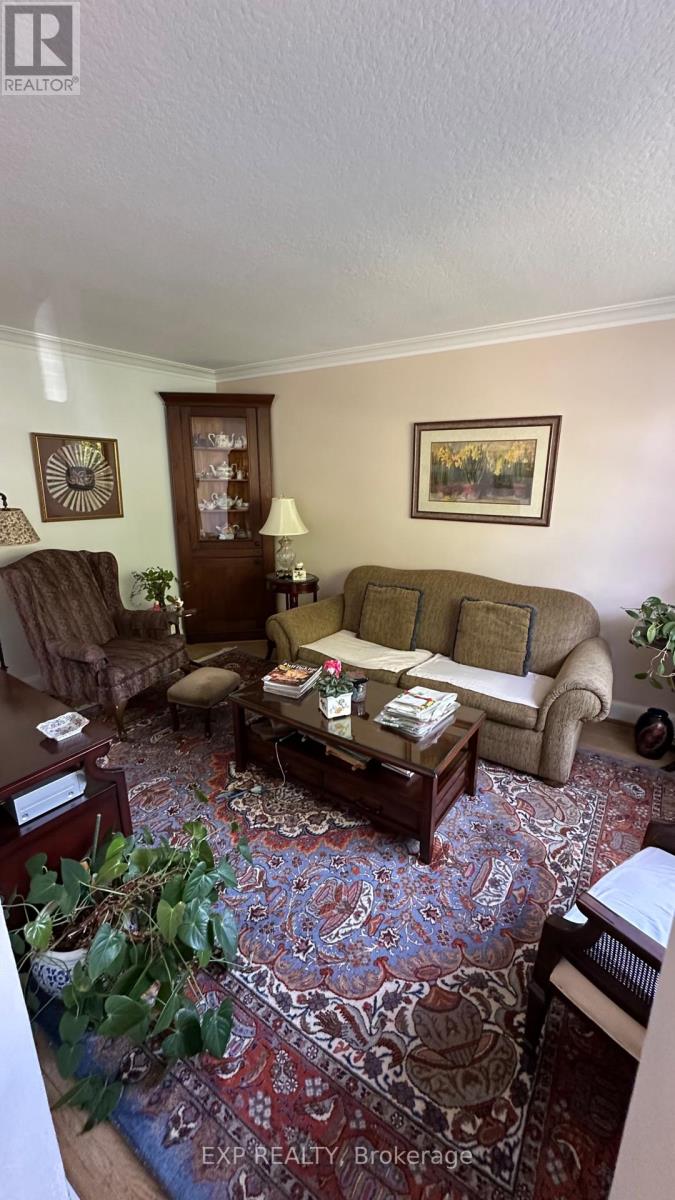 546 Mc Roberts Avenue N, Toronto (Caledonia-Fairbank), Ontario  M6E 4R6 - Photo 5 - W12442782