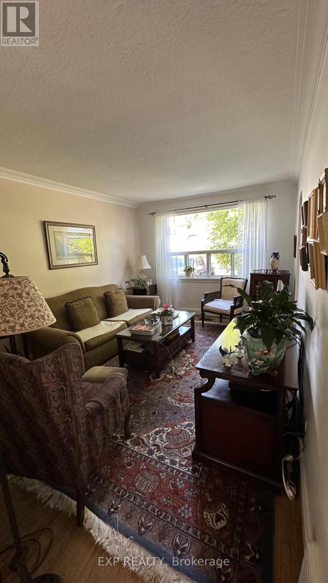 546 Mc Roberts Avenue N, Toronto (Caledonia-Fairbank), Ontario  M6E 4R6 - Photo 7 - W12442782